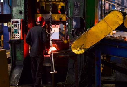 工厂生产线工人高精度热锻产品汽车零件生产采用热锻工艺自动生产线热